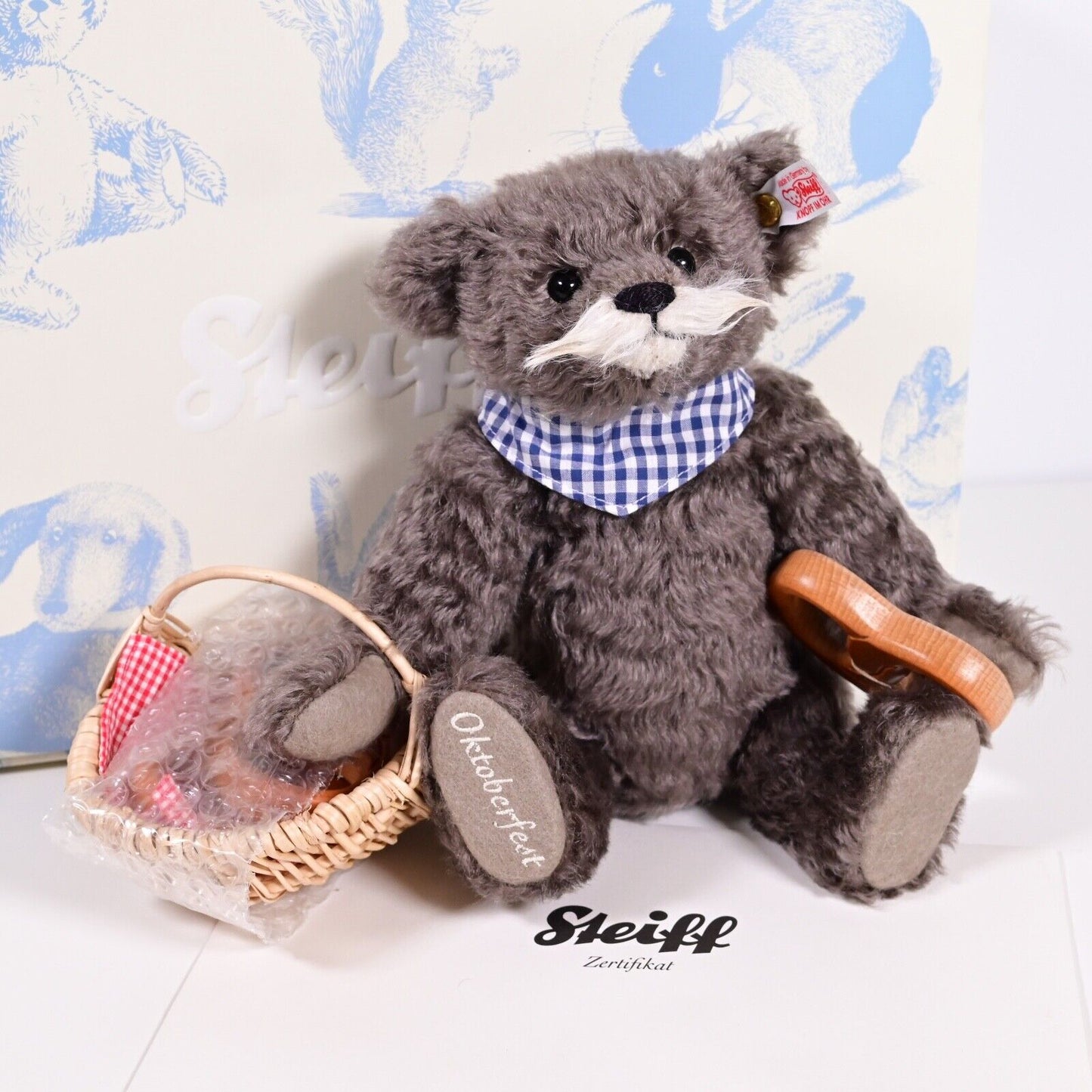 Steiff Oktoberfest Pretzel Seller - Ltd Ed / 673924