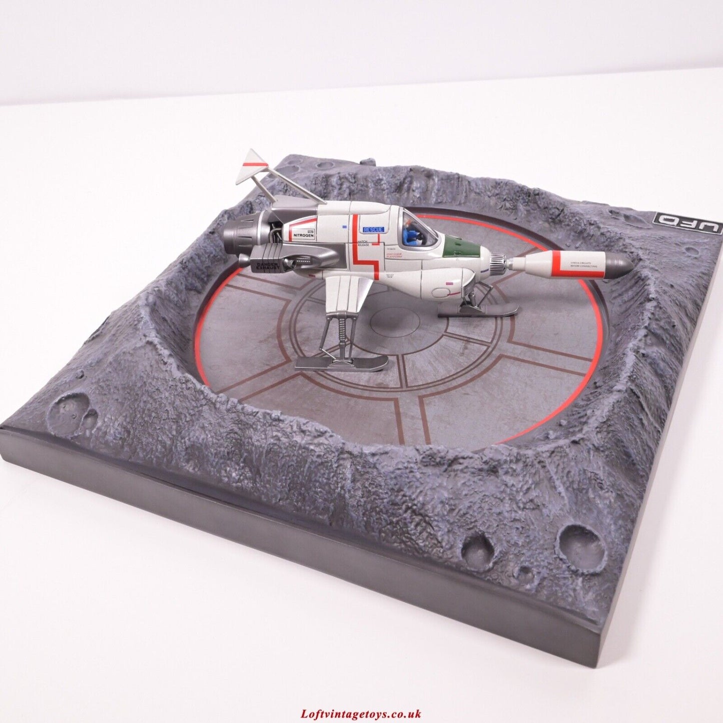 Sixteen 12 UFO SHADO Interceptor mit Startkrateranzeige - UFO-1