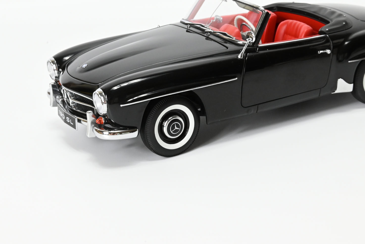 Autoart 1/18th scale 76118 Mercedes Benz 190 SL - Mint in Box