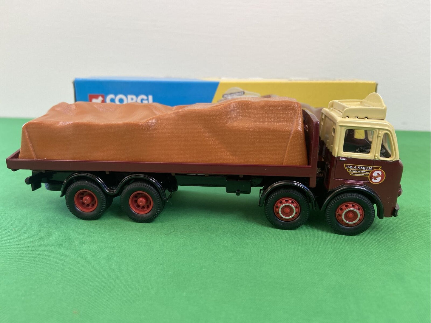Corgi 24501 J & A Smith of Maddiston Leyland 8 Wheel Rigid Truck with Load Set
