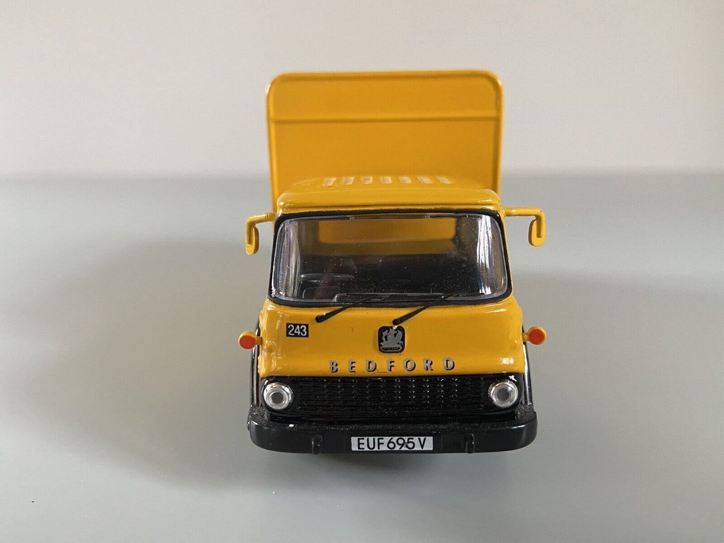 Corgi Premium Edition 22705 – Bedford TK Kastenwagen mit Koffer
