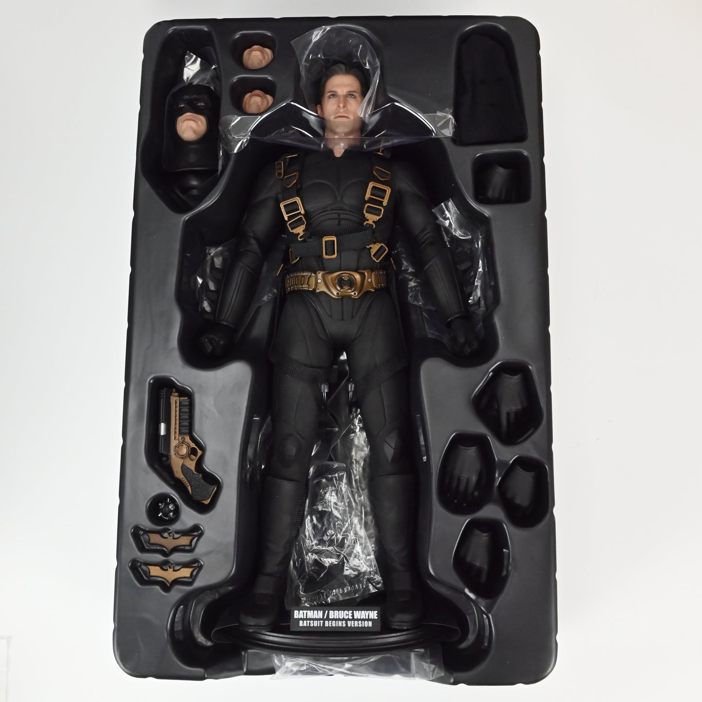 HOT TOYS DC BATMAN BEGINS BATMAN/BRUCE WAYNE