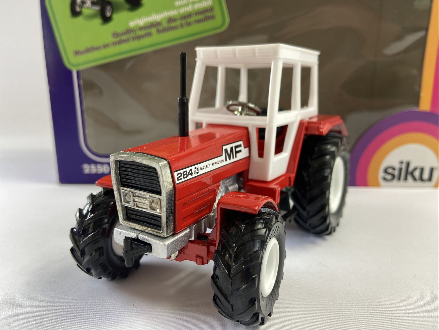 SIKU 2550 MASSEY FERGUSON MF 284S ROTER TRAKTOR IN BOX - AUSGEZEICHNETER ZUSTAND