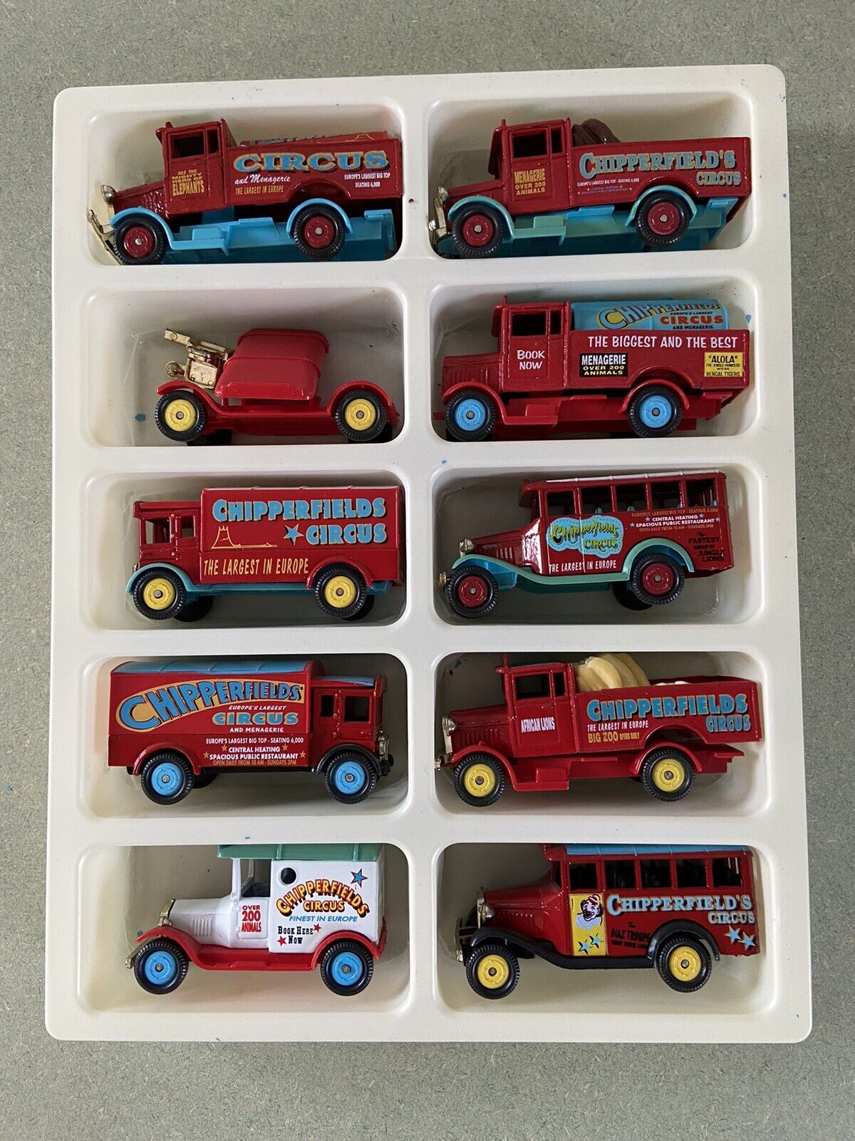 Corgi Chipperfields Circus 31901 , 17801 And 10 Vintage Model Vehicles