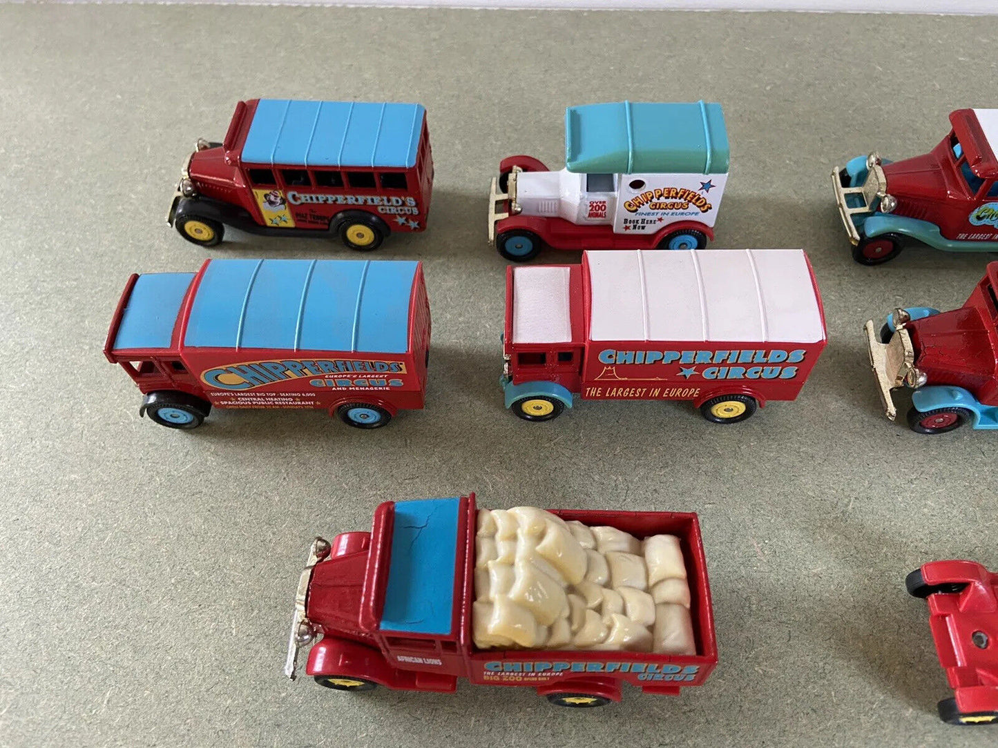 Corgi Chipperfields Circus 31901 , 17801 And 10 Vintage Model Vehicles