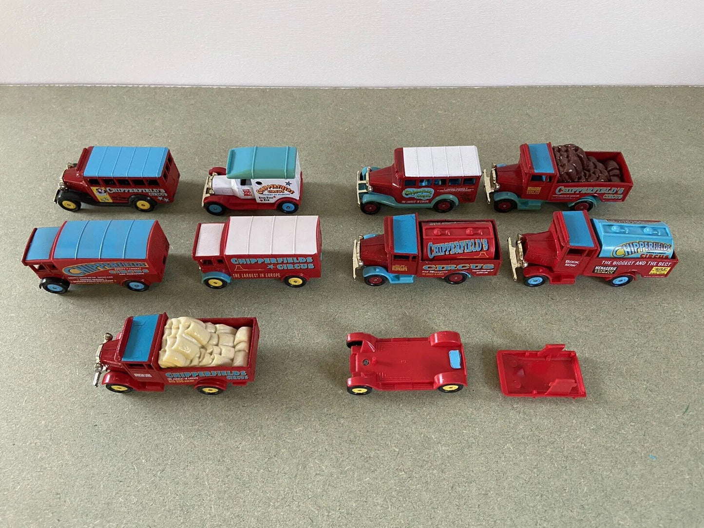 Corgi Chipperfields Circus 31901 , 17801 And 10 Vintage Model Vehicles