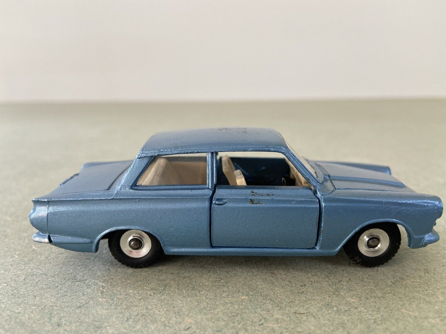 Dinky 139 Ford Consul Cortina With Box
