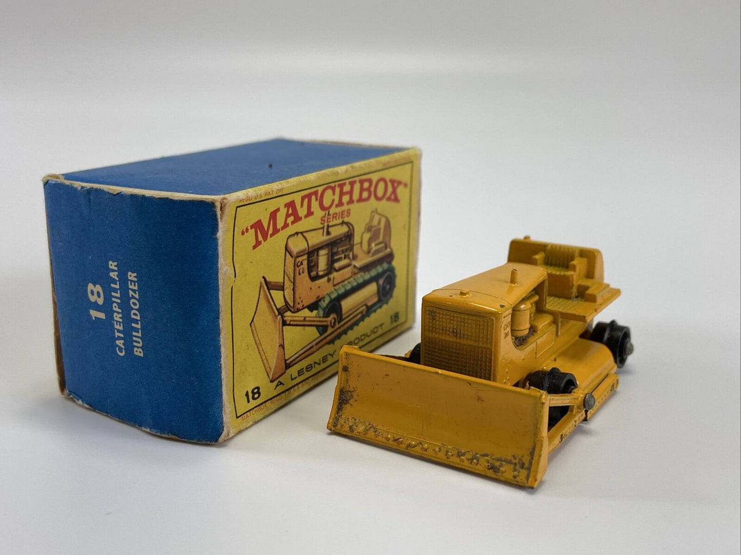 MATCHBOX 18d CATERPILLAR D8 BULLDOZER WITH BOX