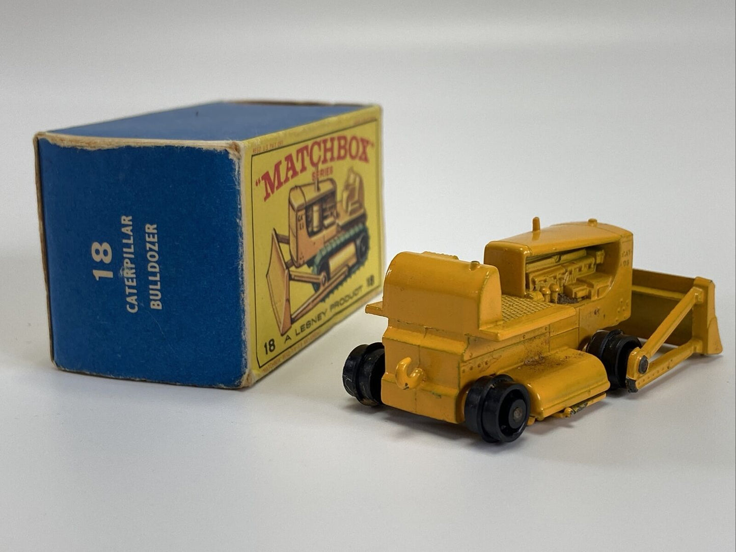MATCHBOX 18d CATERPILLAR D8 BULLDOZER WITH BOX