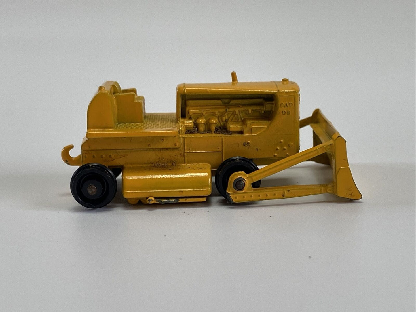 MATCHBOX 18d CATERPILLAR D8 BULLDOZER WITH BOX