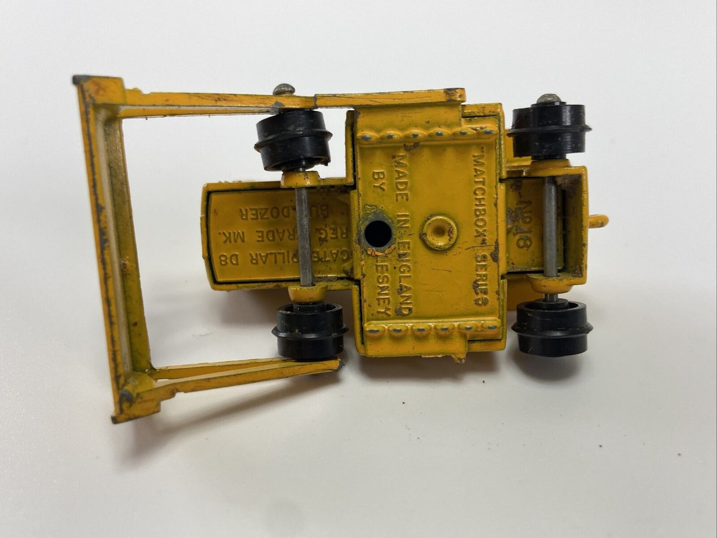 MATCHBOX 18d CATERPILLAR D8 BULLDOZER WITH BOX