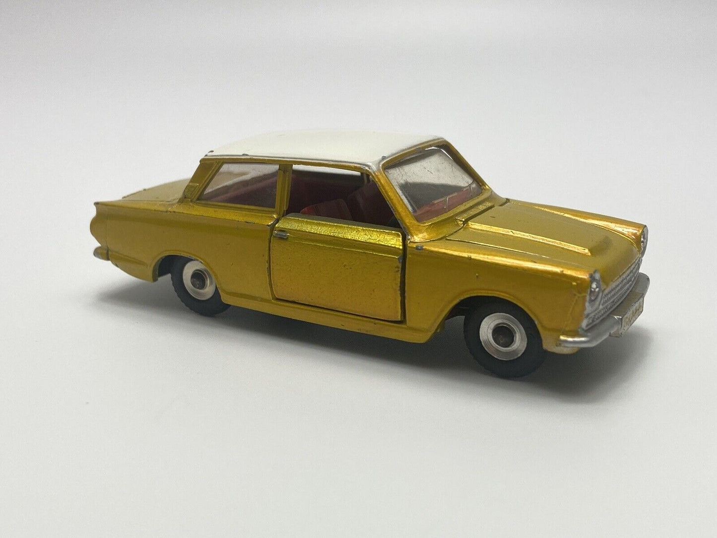 DINKY TOYS 133 FORD 1965 CORTINA WITH ORIGINAL BOX