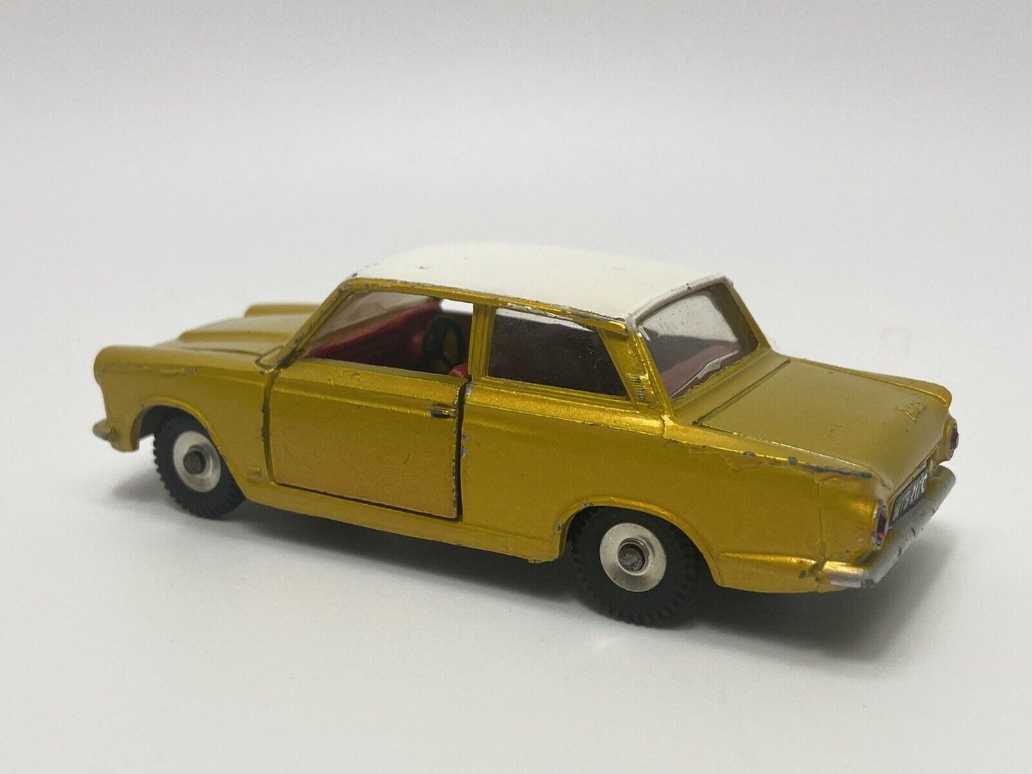 DINKY TOYS 133 FORD 1965 CORTINA WITH ORIGINAL BOX