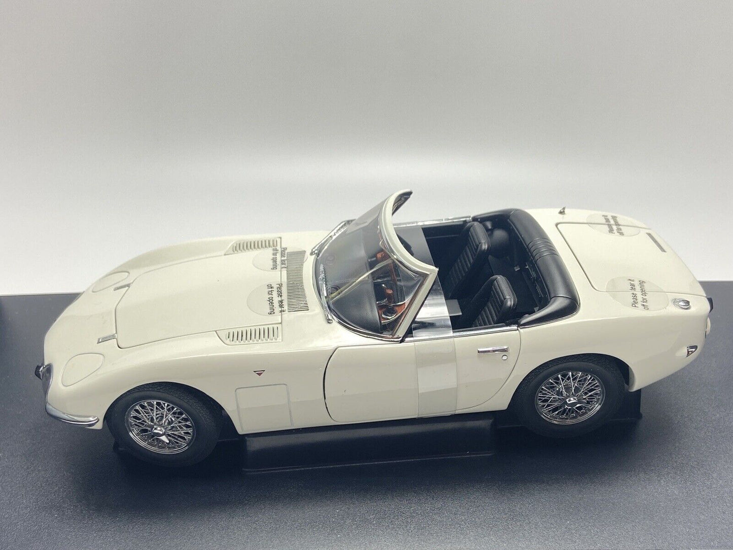 AUTOART 1/18TH SCALE "JAMES BOND" 79731 TOYOTA 2000 GT - MINT IN EXCELLENT BOX
