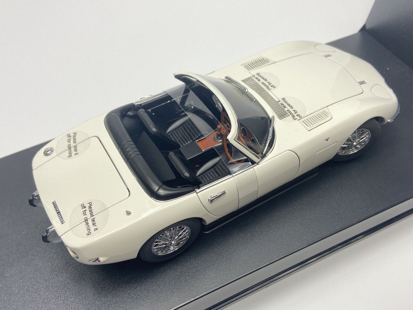 AUTOART 1/18TH SCALE "JAMES BOND" 79731 TOYOTA 2000 GT - MINT IN EXCELLENT BOX