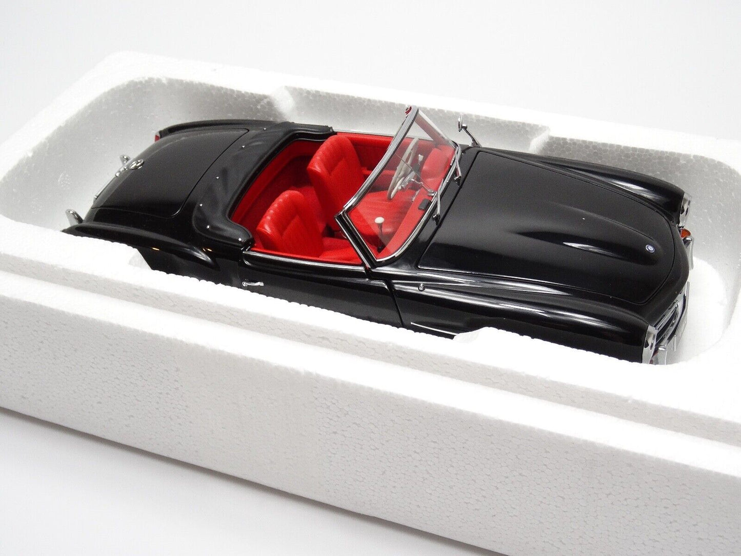 Autoart 1/18th scale 76118 Mercedes Benz 190 SL - Mint in Box