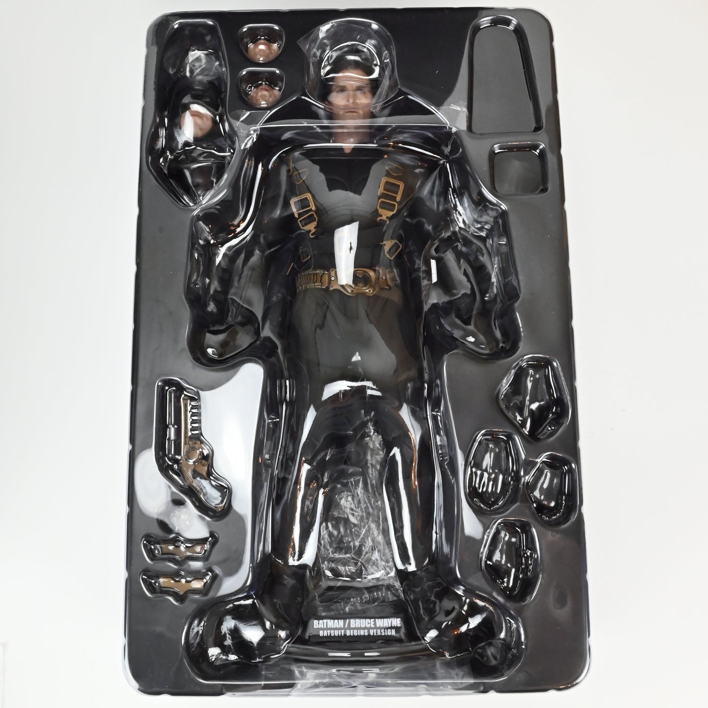 HOT TOYS DC BATMAN BEGINS BATMAN/BRUCE WAYNE