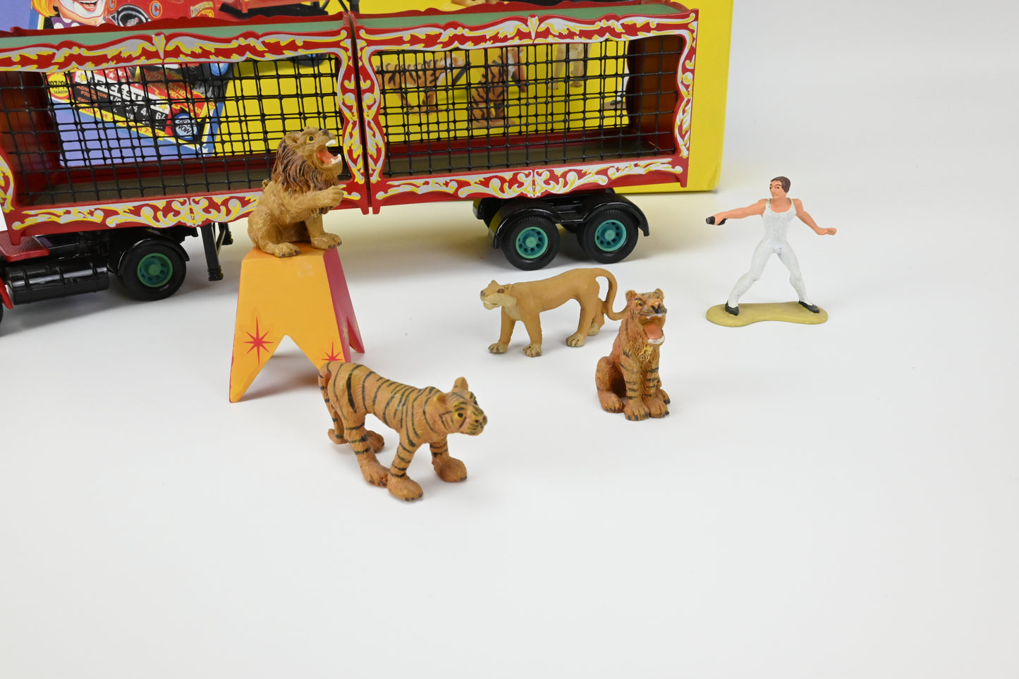 Corgi 11201 ERF KV Artic with cages, animals and tamer