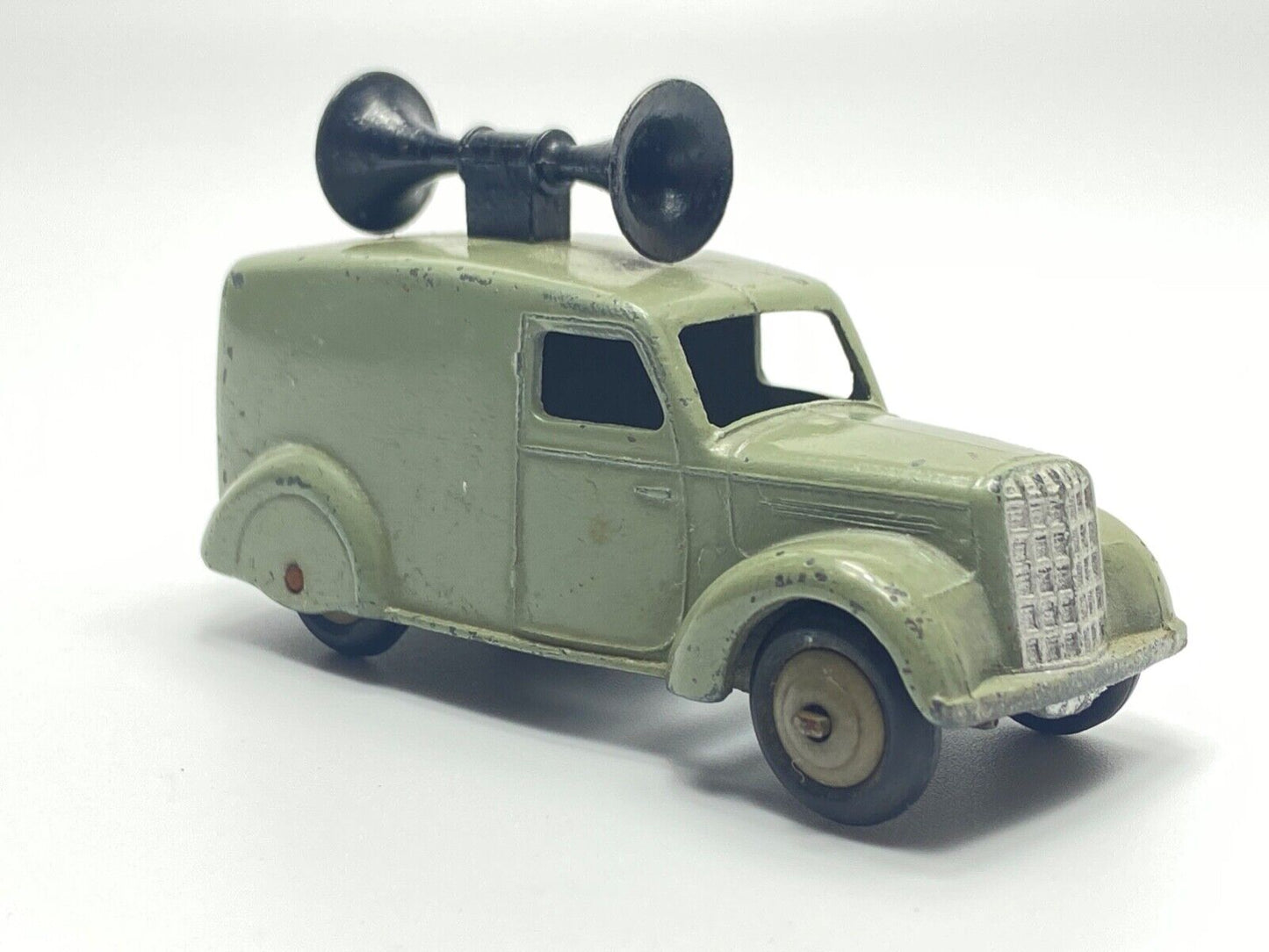 DINKY 34C LOUDSPEAKER VAN FAWN WITH RIDGED HUBS