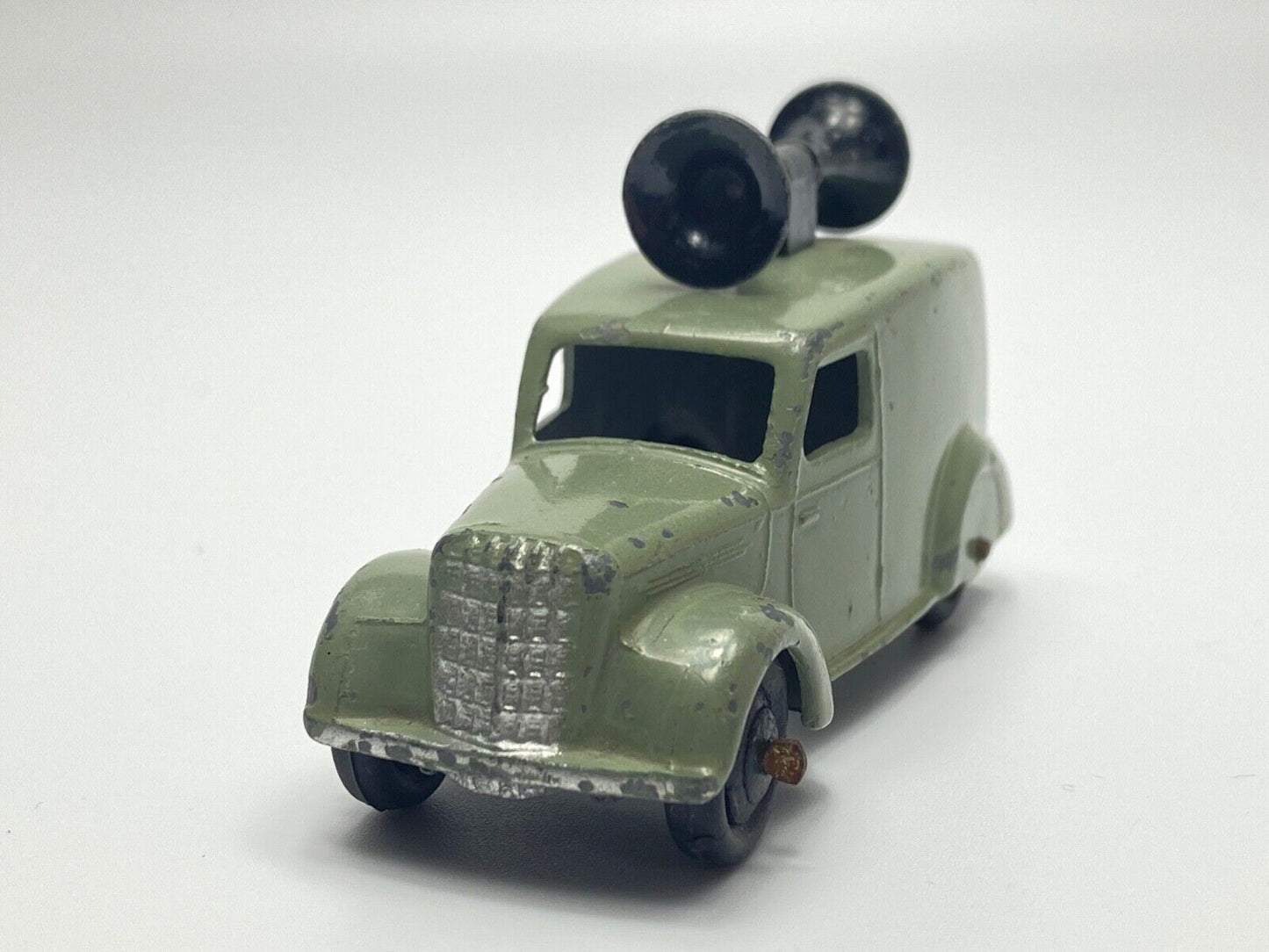 DINKY 34C LOUDSPEAKER VAN FAWN WITH RIDGED HUBS - GOOD CONDITION